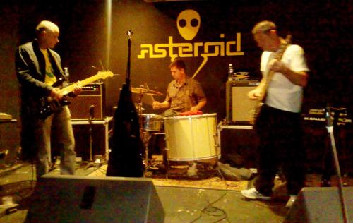 show-asteroid-guitas-e-bateas